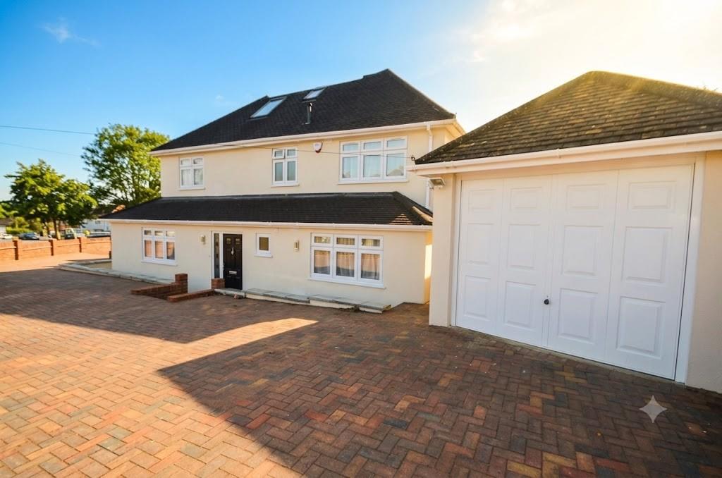 5 bed property in Woodcote Avenue, Mill Hill